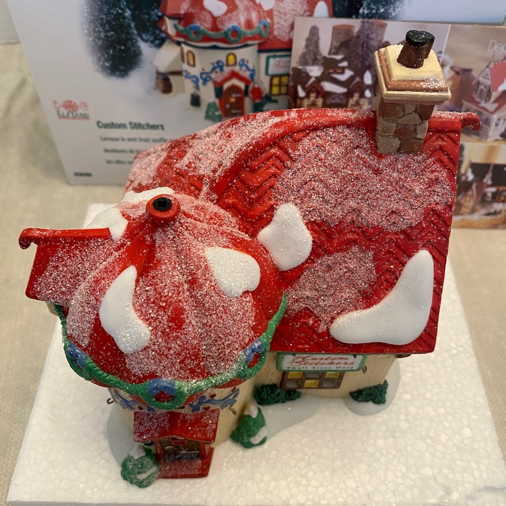Dept 56 North Pole Series Elfland “Custom Stitchers” - Signed - Tested and works - Picture 9 of 10